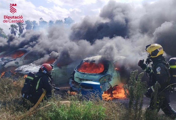 Incendio en un descampado de la playa canina de Nules