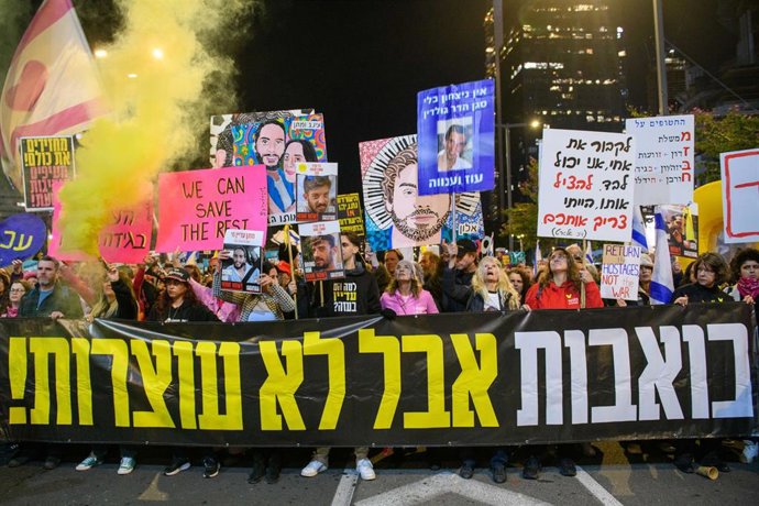 Archivo - Imagen de archivo de una manifestación en Tel Aviv (Israel) exigiendo un acuerdo para liberar a los rehenes 