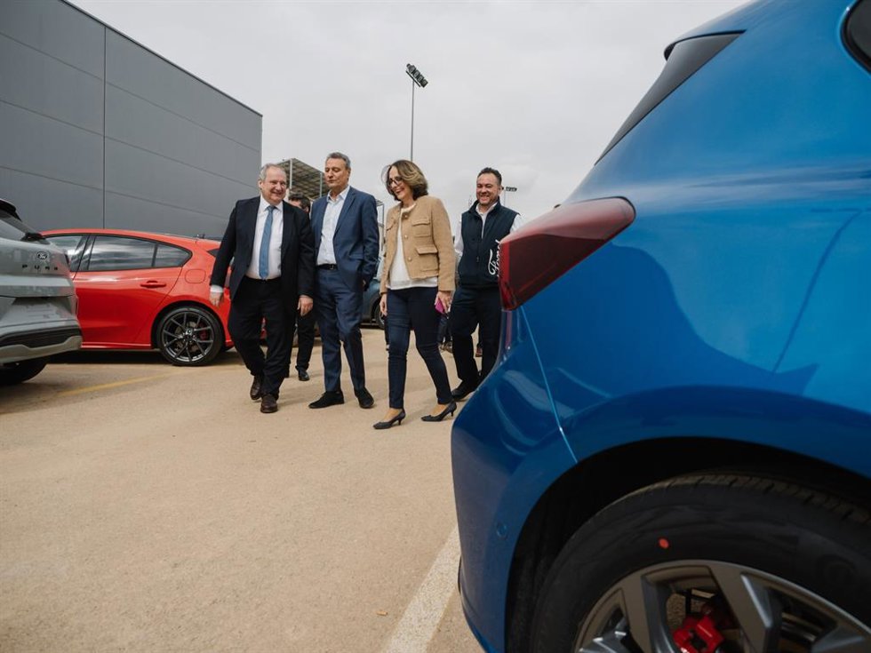 Archivo - El ministro de Industria y Turismo, Jordi Hereu, visita la localidad valenciana de Catarroja