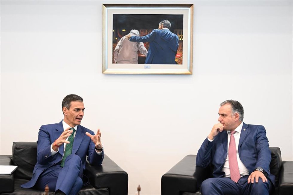 El presidente del Gobierno, Pedro Sánchez (i), durante un encuentro con el presidente de la República Oriental del Uruguay, Yamandú Orsi (d), en Torre Ejecutiva, sede de la Presidencia del Gobierno, a 22 de julio de 2025, en Montevideo (Uruguay).
