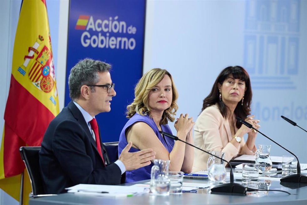 El ministro de la Presidencia, Félix Bolaños, la ministra de Educación, Pilar Alegría, y la ministra de Igualdad, Ana Redondo, durante una rueda de prensa tras el Consejo de Ministros, en el Palacio de la Moncloa, a 22 de julio de 2025, en Madrid (Españ