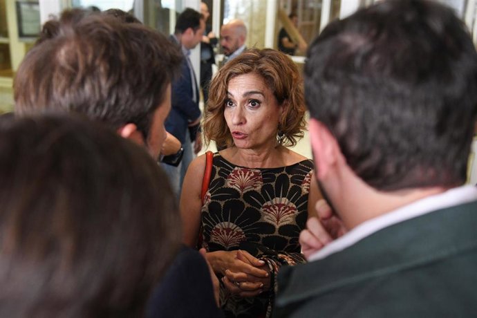La vicepresidenta primera y ministra de Hacienda, María Jesús Montero, a su llegada a una sesión plenaria extraordinaria, en el Congreso de los Diputados, a 22 de julio de 2025, en Madrid (España). 