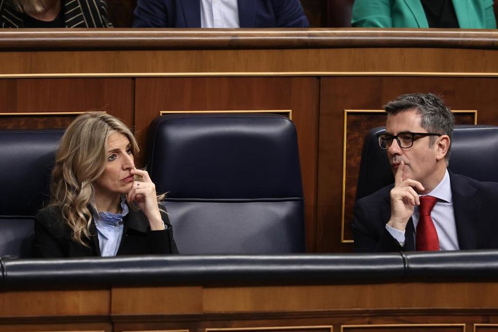 Archivo - (La vicepresidenta segunda y ministra de Trabajo, Yolanda Díaz y el ministro de la Presidencia, Relaciones con las Cortes y Justicia, Félix Bolaños, durante una sesión plenaria en el Congreso de los Diputados, a 20 de marzo de 2025, en Madrid 