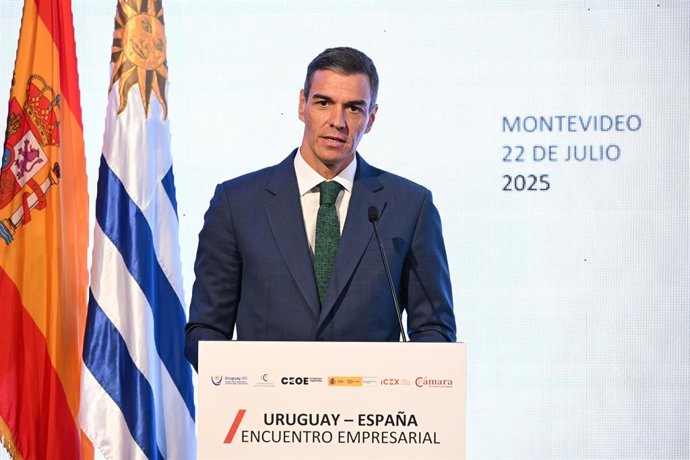 O presidente do governo, Pedro Sánchez, fala durante uma reunião com empresários espanhóis no Radisson Hotel, em 22 de julho de 2025, em Montevidéu (Uruguai).