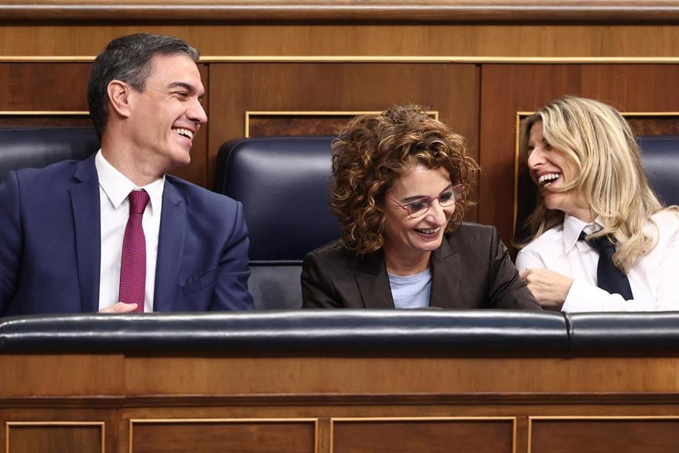 Archivo - (I-D) El presidente del Gobierno, Pedro Sánchez; la vicepresidenta primera y ministra de Hacienda, María Jesús Montero y la vicepresidenta segunda y ministra de Trabajo, Yolanda Díaz,  durante una sesión de control al Gobierno, en el Congreso 