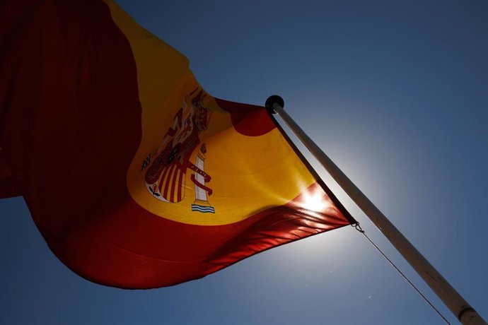 Archivo - Una bandera de España ondea en una exhibición de la Infantería de Marina de Madrid con motivo del Día de las Fuerzas Armadas, en la explanada del Puente del Rey en Madrid Río, a 11 de junio de 2022, en Madrid (España).
