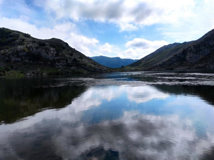Archivo - Lago Enol, uno de los Lagos de Covadonga, en los Picos de Europa.