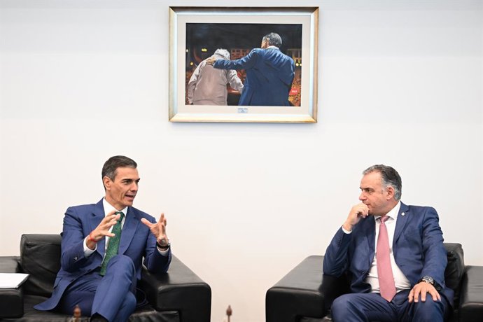 O Presidente do Governo, Pedro Sánchez (à esquerda), durante uma reunião com o Presidente da República Oriental do Uruguai, Yamandú Orsi (à direita), na Torre Executiva, sede da Presidência do Governo, em 22 de julho de 2025, em Montevidéu (Uruguai).