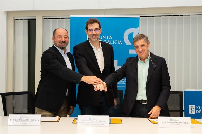 El director de Turismo de Galicia, Xosé Merelles, y su homólogo en la Amtega, Julián Cerviño, firman un convenio con el presidente de Segittur, Enrique Martínez.