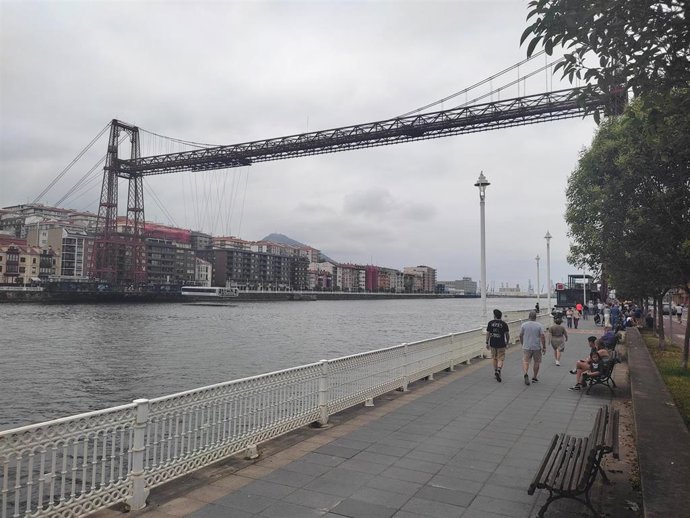 Cielo muy nuboso sobre el Puente de Bizkaia
