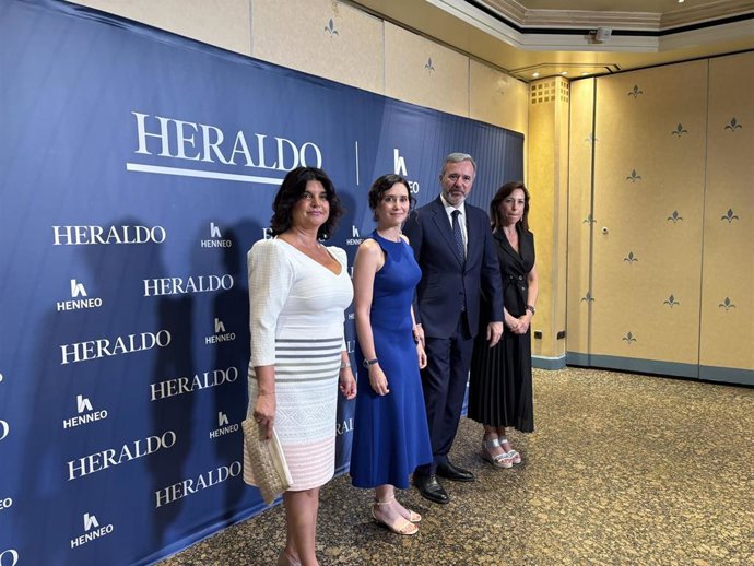 La presidenta de la Comunidad de Madrid, Isabel Díaz Ayuso, y el presidente del Gobierno de Aragón, Jorge Azcón, antes del acto de Heraldo de Aragón.