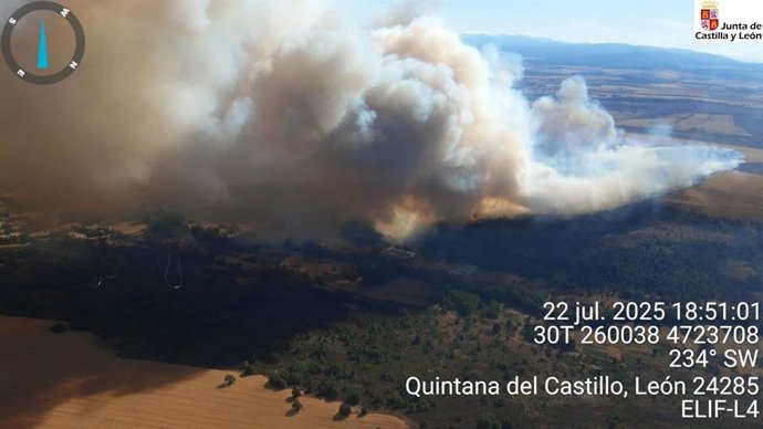 Incendio forestal declarado este martes en Ferreras (León) en el que trabajan ya casi 40 medios aéreos y terrestres