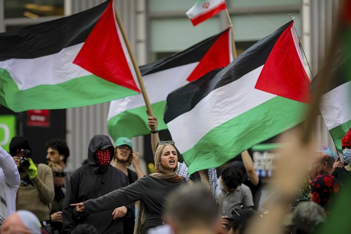 Archivo - Arquivo - 21 de junho de 2025, Nova York, Ny, Estados Unidos: As pessoas participam de uma manifestação e de um protesto nos cinco distritos da cidade de Nova York pela libertação do ativista palestino Mahmoud Khalil?