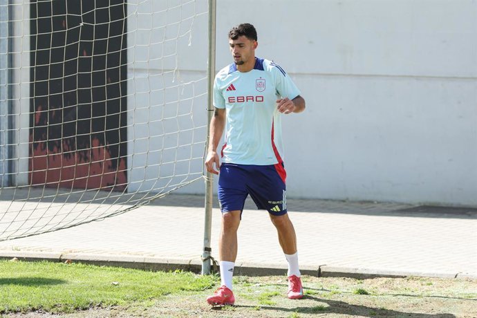 Archivo - Marc Pubill of Spain U21 looks on during a training session prior to the UEFA European Under 21 Championship at Ciudad del Futbol on June 05, 2025, in Las Rozas, Madrid, Spain.