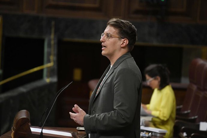 El diputado de Sumar Jorge Pueyo interviene durante una sesión plenaria extraordinaria, en el Congreso de los Diputados, a 22 de julio de 2025, en Madrid (España). 
