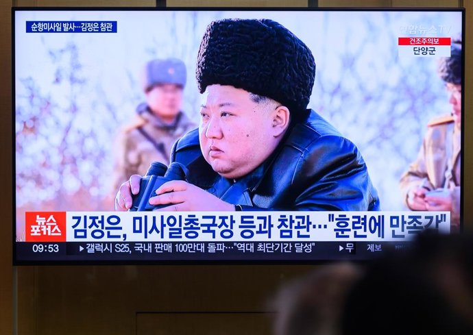 Archivo - February 28, 2025, Seoul, South Korea: A 24-hour Yonhap news TV broadcast at Seoul Railway Station showing a news broadcast with North Korea's leader Kim Jong Un observing the launch of a strategic cruise missile during a drill by the Korean Peo