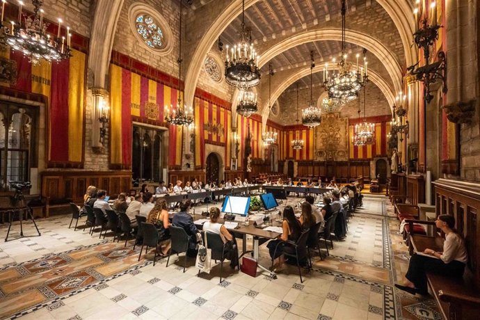 Los jóvenes que han participado en la 6a edición del programa Barcelona 2040, impulsado por Barcelona Global, han presentado sus propuestas a la concejal de Promoción Económica del Ayuntamiento de Barcelona, Raquel Gil