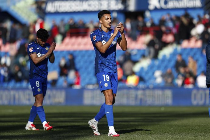 Archivo - Alvaro Rodriguez of Getafe greeting the fans during the Spanish League, LaLiga EA Sports, football match played between Getafe CF and Sevilla FC at Coliseum stadium on February 01, 2025, in Getafe, Madrid, Spain.