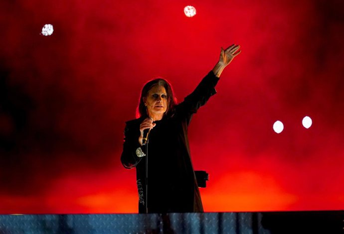 Archivo - 08 August 2022, United Kingdom, Birmingham: Ozzy Osbourne performs on stage during the Closing Ceremony for the 2022 Commonwealth Games at the Alexander Stadium in Birmingham. Photo: David Davies/PA Wire/dpa