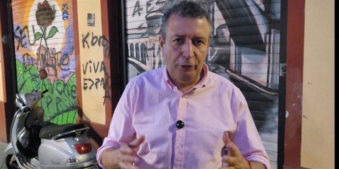 Javier Fernández en la sede del PSOE de Triana