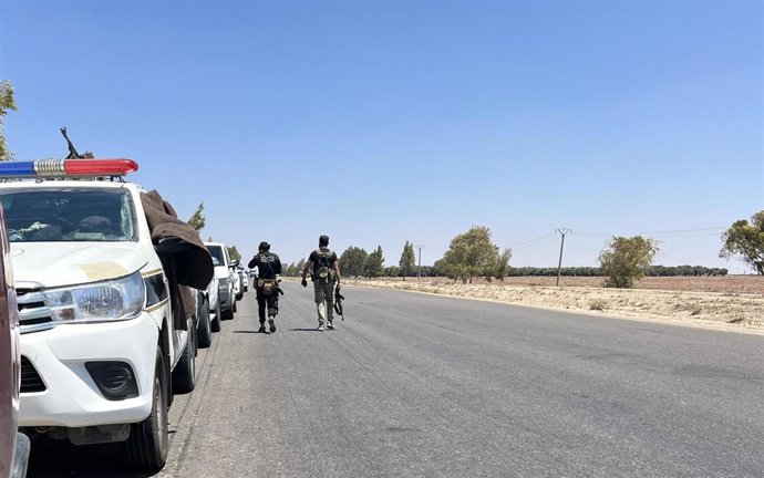 Fuerzas de seguridad de Siria desplegadas en una carretera a las afueras de la gobernación de Sueida, en el sur del país