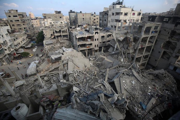 04 de julho de 2025, Territórios Palestinos, Cidade de Gaza: Vista da destruição após um ataque israelense a prédios residenciais no campo de refugiados de Shati, na Cidade de Gaza. Foto: Omar Ashtawy/APA Images via ZUMA Press Wire/dpa