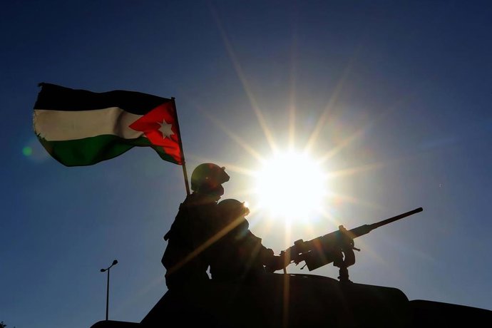 Archivo - Imagen de archivo de un soldado jordano durante una marcha militar