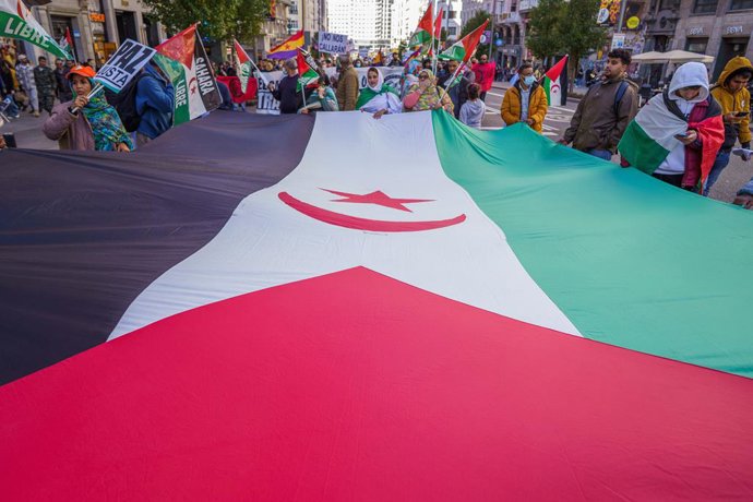 Archivo - June 12, 2021, Madrid, Spain: Protesters hold a large flag during the demonstration..Activists held a protest against the human rights abuses against the Saharawi people and to call for the ''liberation of Western Sahara'' in Gran Via Street in 