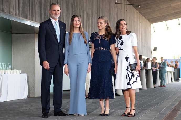 Archivo - (I-D) El Rey Felipe VI; la Infanta Sofía; la Princesa Leonor y la Reina Letizia a su llegada a la entrega de los XV Premios Fundación Princesa de Girona, en el Palacio de Congresos Costa Brava, a 10 de julio de 2024, en Lloret de Mar