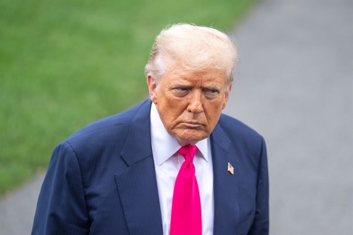 WASHINGTON, July 15, 2025 -- O presidente dos EUA, Donald Trump, responde a perguntas na Casa Branca em Washington, D.C., Estados Unidos, em 15 de julho de 2025. Trump anunciou na terça-feira que uma tarifa de 19% será imposta sobre as importações da Indo