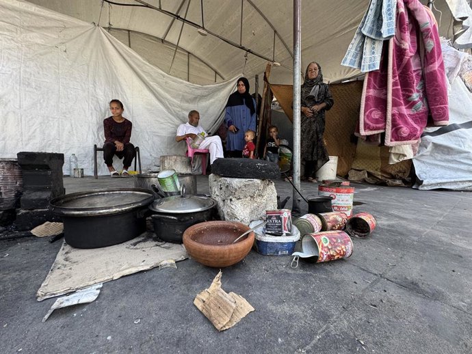 18 de julho de 2025, Khan Younis, Faixa de Gaza, Território Palestino: Famílias palestinas deslocadas estão vivendo em tendas montadas dentro da Escola Siham, que abriga os deslocados na cidade de Khan Younis, em meio a condições de vida difíceis. Essas f