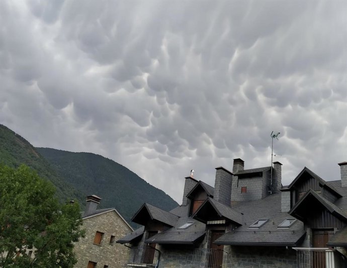 Cielo nublado, tormenta, dana, Pirineo, Biescas, Huesca