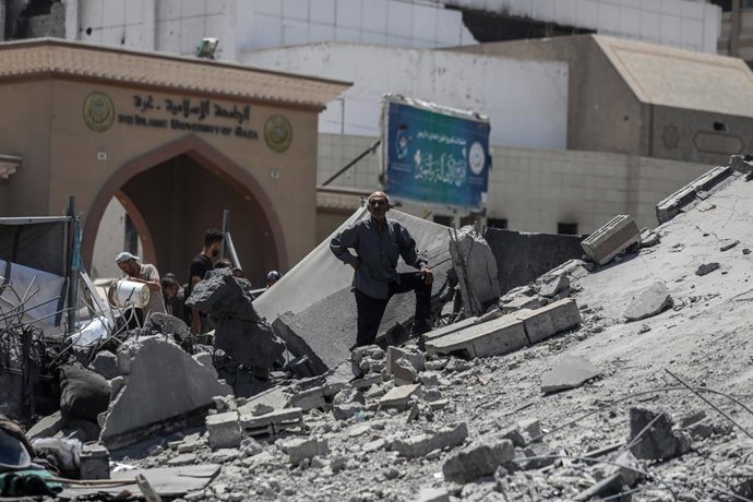 12 de julho de 2025, Territórios Palestinos, Gaza: Palestinos inspecionam os danos no local de um ataque israelense ao prédio do Ministério Público na Cidade de Gaza. Foto: Omar Ashtawy/APA Images via ZUMA Press Wire/dpa
