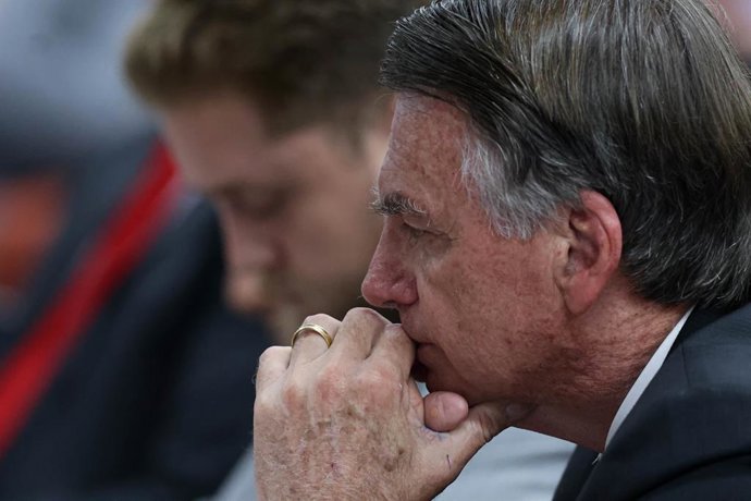 Archivo - HANDOUT - 09 June 2025, Brazil, Brasilia: In this photo provided by the STF, Jair Bolsonaro (L), former president of Brazil, listens to interrogations during the trial for an alleged coup attempt following his ouster. Photo: Gustavo Moreno/STF/d