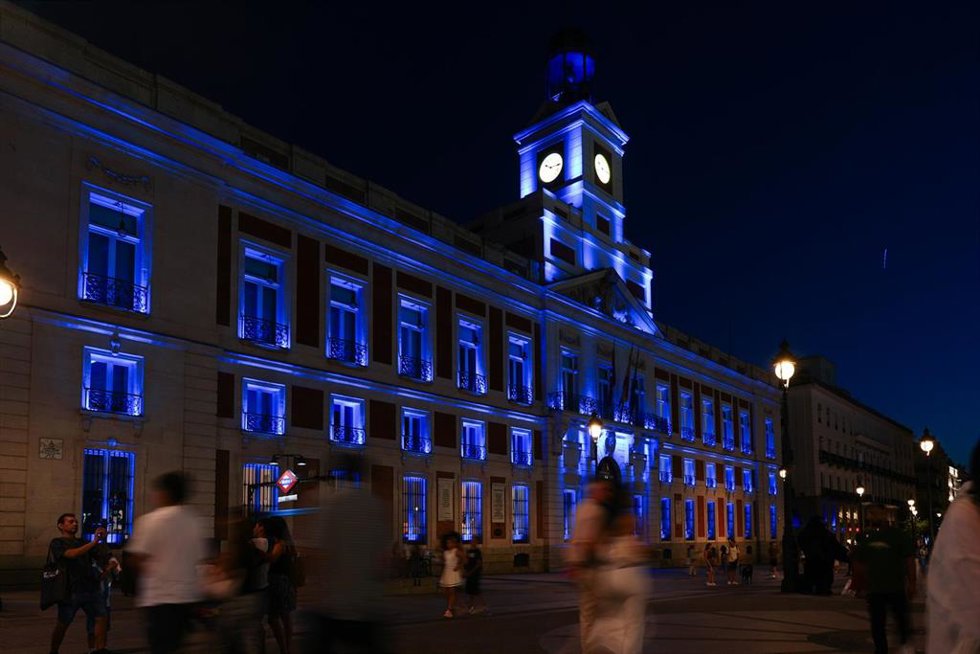 La Comunidad de Madrid ilumina de azul la fachada de la Real Casa de Correos por el Día Europeo de las Víctimas de Crímenes de Odio