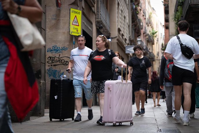 Archivo - Varios turistas en el centro de Barcelona, a 17 de septiembre de 2024, en Barcelona, Catalunya (España).
