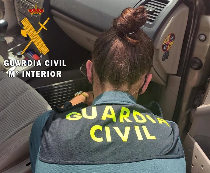 La Guardia Civil localiza en el puerto de Almería un vehículo de alta gama robado en Francia al intentar embarcar hacia Argelia