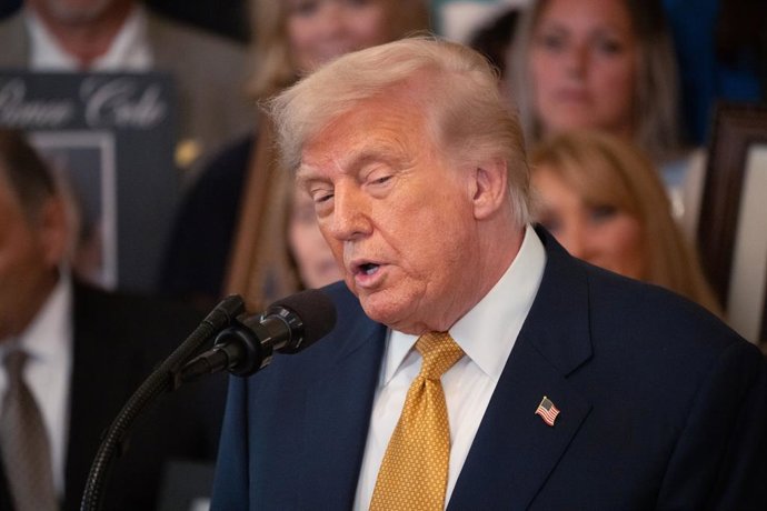 16 de julho de 2025, EUA, Washington: O presidente dos Estados Unidos, Donald Trump, discursa diante de famílias que perderam um ente querido por causa do fentanil antes de assinar a lei "Halt All Lethal Trafficking of Fentanyl Act", que reforça as penas 