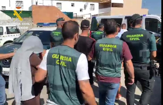 Los agentes, con los detenidos por altercados en Isla Mayor.