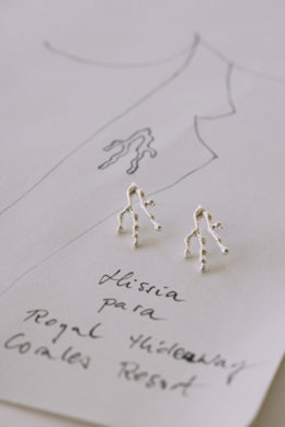 Royal Hideaway Corales Resort presentan una joya con propósito: el nuevo pin que simboliza su compromiso local