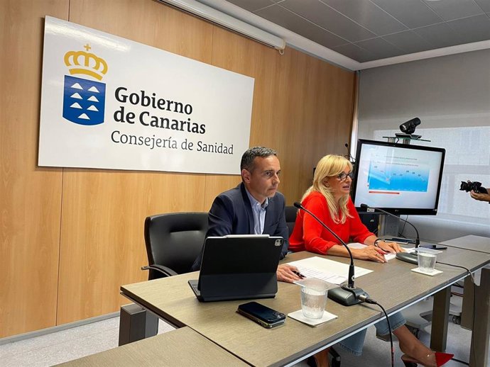Archivo - La consejera de Sanidad del Gobierno de Canarias, Esther Monzón, y el director del Servicio Canario de la Salud (SCS), Carlos Díaz