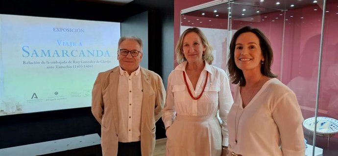 Inauguración de la muestra con la secretaria general de Patrimonio Histórico y Documental de la Junta, Mar Sánchez Estrella, junto a la directora gerente de la Fundación El Legado Andalusí, Concha de Santa Ana.