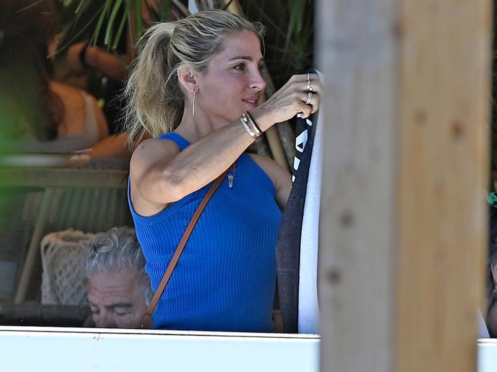 Elsa Pataky con sus hijos en una piscina de olas artificiales en Madrid