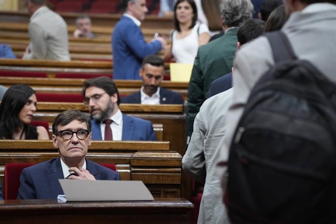 Archivo - El president del Govern, Salvador Illa, durante una sesión plenaria, en el Parlament de Catalunya, a 22 de julio de 2025, en Barcelona, Catalunya (España).