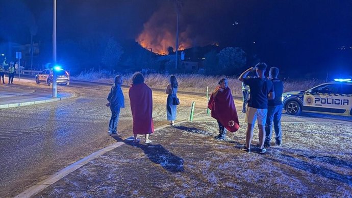 Atención de Cruz Roja en el incendio en las faldas de la Sierra de Córdoba.