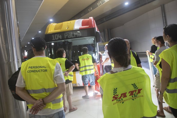 Huelga trabajadores del TIB en la estación intermodal de Palma