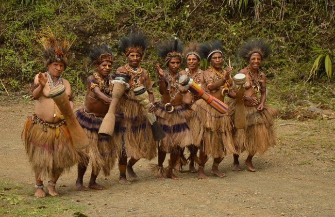 Grupo de papúes con el atuendo tradicional