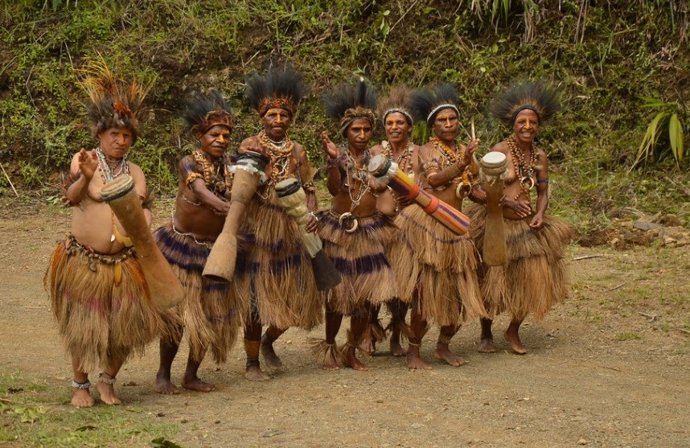 Grupo de papuanos em trajes tradicionais
