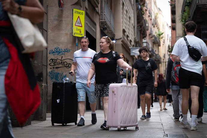 Archivo - Turistes al centre de Barcelona