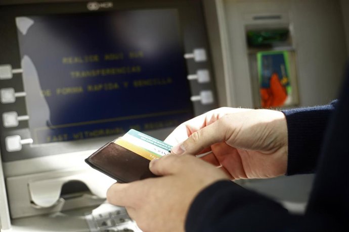 Archivo - Uso de tarjeta en un cajero bancario.